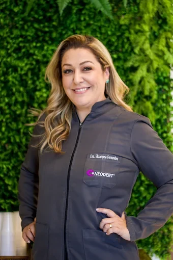 Dra. Elizângela Fernandes, responsável técnica da EVOS Odontologia e Estética Avançada
